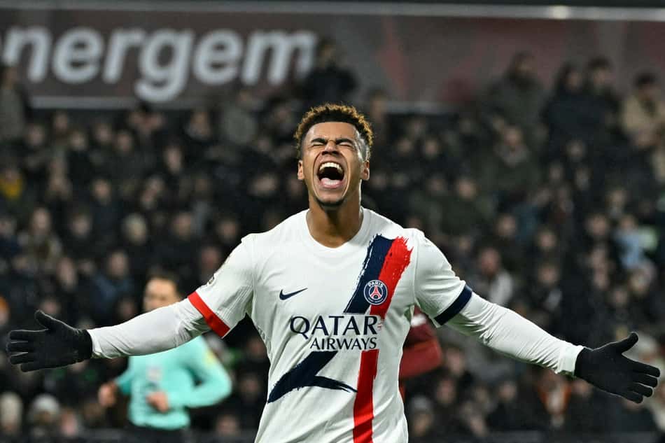 Doué comemora gol pelo PSG contra o Metz após entrar no segundo tempo