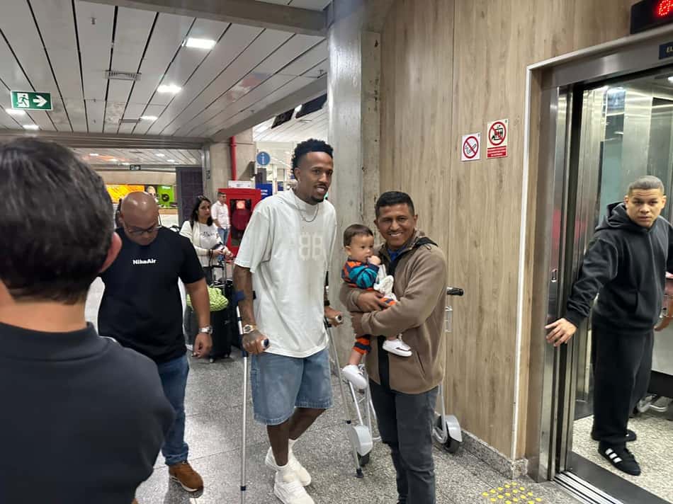 Éder Militão desembarcando de muletas no Rio de Janeiro (Foto: Lucas Bayer/Lance!)