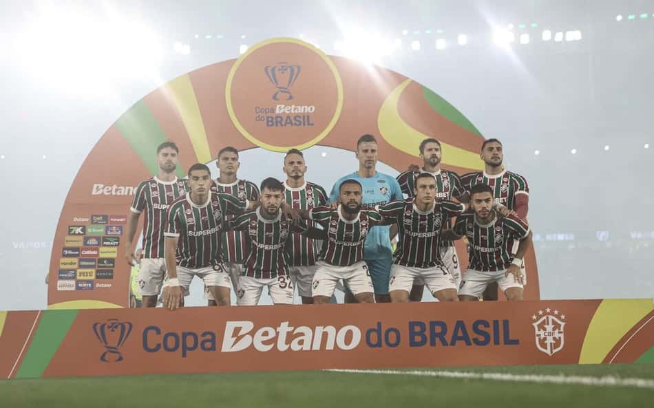 Elenco do Fluminense perfilado antes de jogo de volta de semifinal da Copa do Brasil