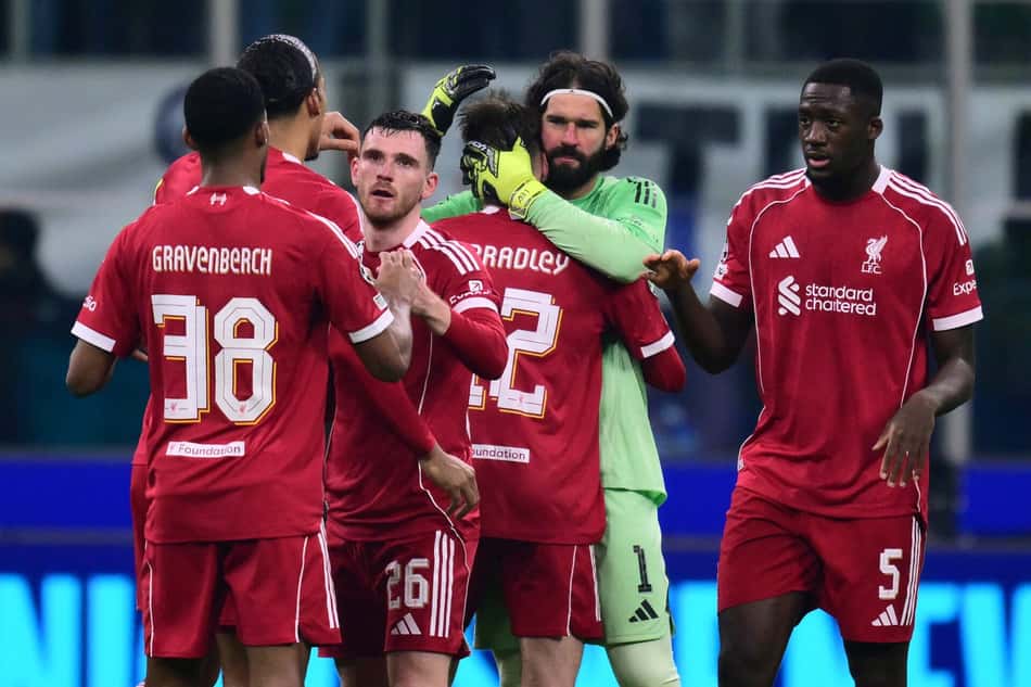 Equipe do Liverpool comemorando na Champions League