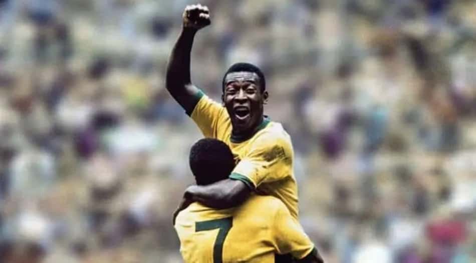 Pelé e Jairzinho comemoram gol pela Seleção Brasileira. (Foto: Divulgação FIFA)