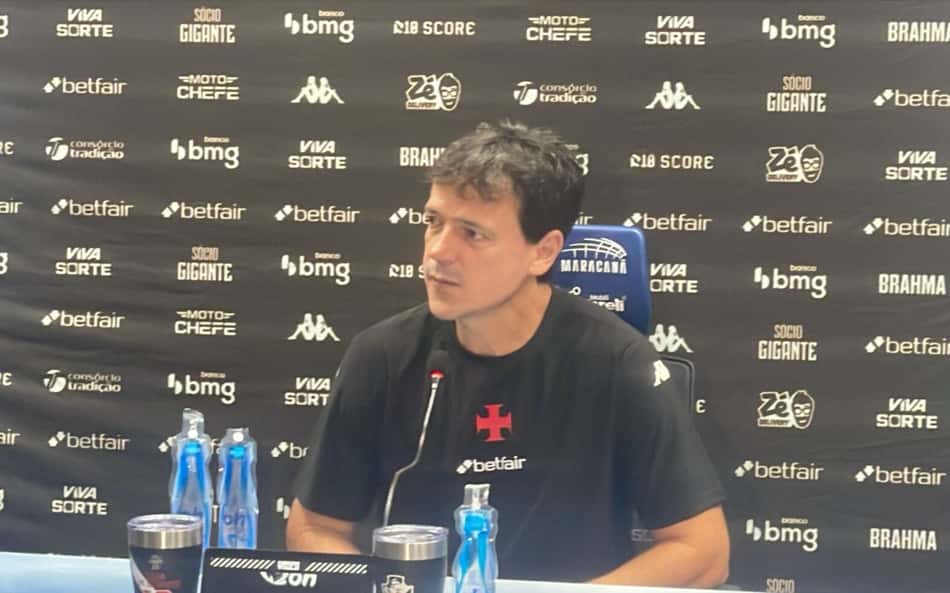 Fernando Diniz em entrevista coletiva após vitória sobre o Fluminense (Foto: Pedro Cobalea / Lance!)