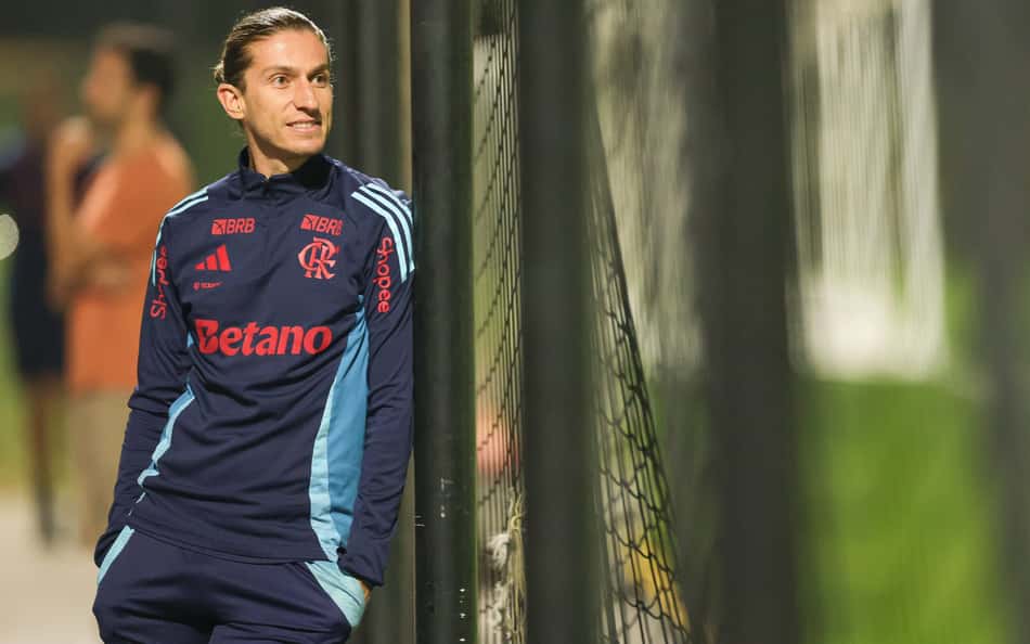 Quatro títulos e melhor da América: Filipe Luís encerra ano mágico como técnico do Flamengo