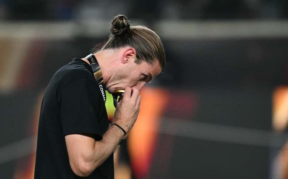 Filipe Luís, do Flamengo, beija medalha de campeão da Libertadores (Foto: Luis ACOSTA / AFP)