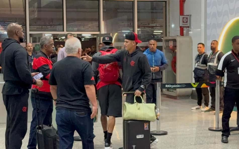 Chegada do elenco do Flamengo no Rio (Foto: Lucas Bayer/Lance!)
