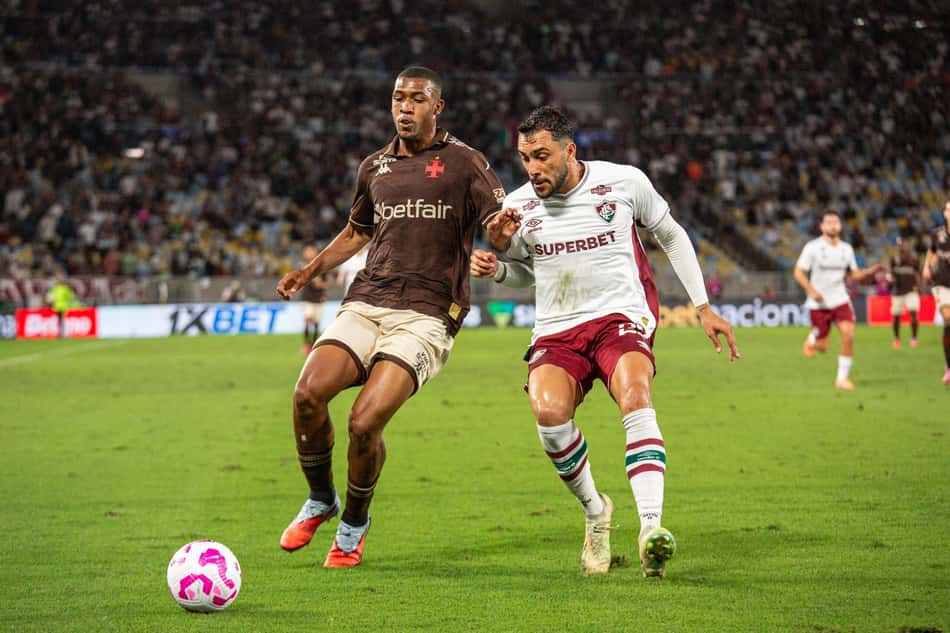 Rayan, do Vasco, e Freytes, do Fluminense, duelam pela bola em jogo pelo Brasileirão