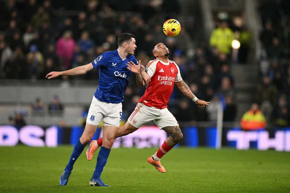 Gabriel Jesus disputa bola com Michael Keane no duelo entre Arsenal e Everton