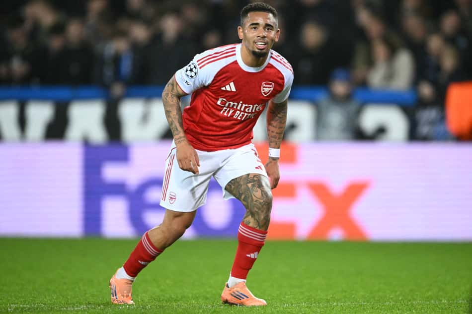 O retorno de Gabriel Jesus ao Arsenal virou assunto de destaque na imprensa inglesa. Depois de 11 meses afastado por lesão, o atacante brasileiro voltou a atuar na vitória por 3 a 0 sobre o Club Brugge, pela Champions League, e ganhou elogios contundentes do The Athletic. Para o jornal, sua reestreia foi "o que o Arsenal precisava", tanto pelo impacto imediato em campo quanto pela energia transmitida ao elenco. ➡️ Tudo sobre os maiores times e as grandes estrelas do futebol no mundo afora agora no WhatsApp. Siga o nosso canal Lance! Futebol Internacional O portal britânico destacou que, embora tenha jogado apenas meia hora, Jesus tocou mais vezes na bola que Gyokeres, titular por 62 minutos. Mesmo sem marcar, acertou o travessão, buscou jogo pelos lados, caiu no meio e deu novas alternativas ao sistema ofensivo. O retorno, segundo o The Athletic, criou uma aura de alívio e otimismo para o torcedor – um sentimento reforçado pelo técnico Mikel Arteta, que descreveu a volta do brasileiro como "algo muito especial" após quase um ano de recuperação. Impacto imediato e elogios de Arteta De acordo com o The Athletic, o simples fato de ver Gabriel Jesus sorrindo, se movimentando com naturalidade e se conectando com os companheiros já mudou o clima no time. Arteta, treinador do Arsenal, falou sobre o retorno do ex-Palmeiras e celebrou. – Estamos muito felizes por ele. Foram 11 meses de luta contra outra lesão complicada, e vê-lo voltar com essa energia e essa qualidade é impressionante. Todos no clube o adoram – disse o treinador dos Gunners. O retorno também reacendeu uma parceria que marcou o Arsenal em 2022/23: por alguns minutos, Jesus dividiu o ataque com Saka e Gabriel Martinelli. Para o jornal, foi impossível não notar o impacto emocional da trinca reunida. – Eu amo o Gabi. Ele é um dos melhores atacantes do mundo pra mim, e fico muito feliz de tê-lo de volta – afirmou Martinelli. Jesus também deixou clara a satisfação por retornar. Apesar da ansiedade para marcar, destacou que o mais importante foi sentir-se novamente competitivo: – Eu queria o gol, todo mundo esperava, mas estou muito feliz. Pelos toques que tive, pela forma como consegui me mover. Me sinto mais que pronto – declarou ao site oficial do clube. Para Arteta, o brasileiro oferece algo que o time vinha sentindo falta: a capacidade de conectar todos ao redor. O The Athletic reforçou esse ponto ao afirmar que Jesus traz "ética coletiva e improviso técnico", combinação rara no elenco atual. Com Gabriel Jesus, Arsenal brilha na Champions League A vitória sobre o Club Brugge rendeu outros destaques, como o brilho de Madueke – autor de dois golaços – e o belo chute de Martinelli no segundo tempo. Mas, para o jornal inglês, nada superou a sensação de esperança transmitida pela reentrada de Jesus. A publicação descreve sua movimentação como incômoda para a defesa adversária, citando o volume de jogadas criadas em apenas 30 minutos. O The Athletic também chamou atenção para o "antigo Arsenal" que voltou a aparecer em campo naquele trecho da partida: jogadas rápidas, troca de posições e combinações curtas, estilo que Jesus representa como poucos. Em um elenco que ganhou novas peças e passou por mudanças estruturais, o brasileiro segue visto como um elemento capaz de elevar o nível ofensivo. Arteta acredita que, se mantiver a forma física, Gabriel Jesus pode ter papel decisivo na segunda metade da temporada. O treinador destacou que o camisa 9 tem treinado com intensidade e entusiasmo, algo que a comissão vê como sinal de que ele está pronto para retomar protagonismo. Para o The Athletic, o torcedor deixou o estádio com a imaginação acesa: a volta de Jesus reacende possibilidades táticas e devolve ao Arsenal uma peça capaz de transformar jogos mesmo em espaços curtos de tempo. A publicação afirma que sua atuação "foi o suficiente para mostrar o que o Arsenal vinha buscando" e descreve o clima após o apito final como "a mistura perfeita entre alívio e empolgação". Sem fazer grande alarde e sem precisar marcar, Gabriel Jesus – na avaliação dos ingleses – entregou justamente o que faltava ao Arsenal. O retorno, ainda que breve, mostrou que o brasileiro pode voltar a ser determinante no time que lidera sua Champions com 100% de aproveitamento e vive fase positiva também na Premier League. ➡️ Siga o Lance! no Google para saber tudo sobre o melhor do esporte brasileiro e mundial 📲 De olho no Lance! e no Futebol Internacional. Todas as notícias, informações e acontecimentos em um só lugar. (Foto: Nicolas Tucat/AFP)