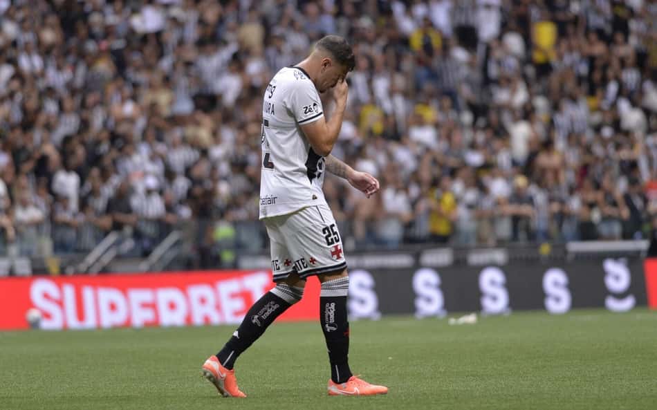 Hugo Moura se torna o segundo jogador mais expulso entre os atletas da Série A em 2025