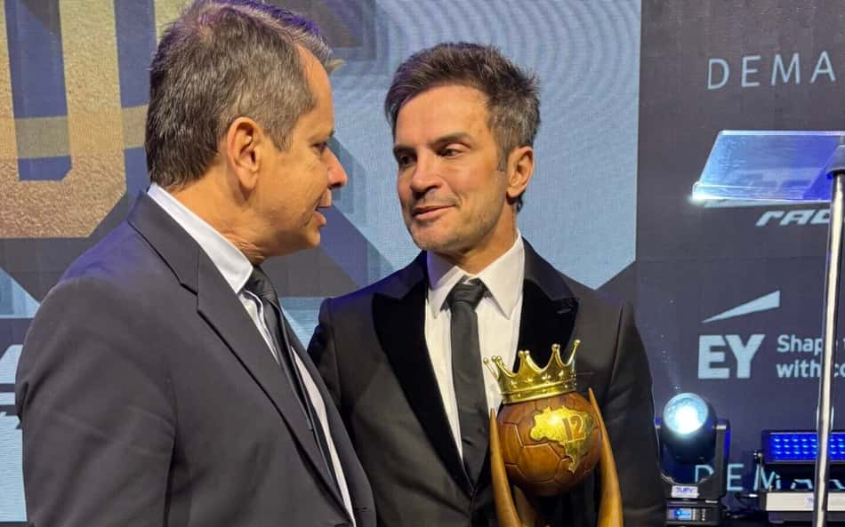 Marco Antônio La Porta, presidente do COB, conversa com Falcão, homenageado pelo Sou do Esporte (Foto: Gustavo Loio/Lance!)