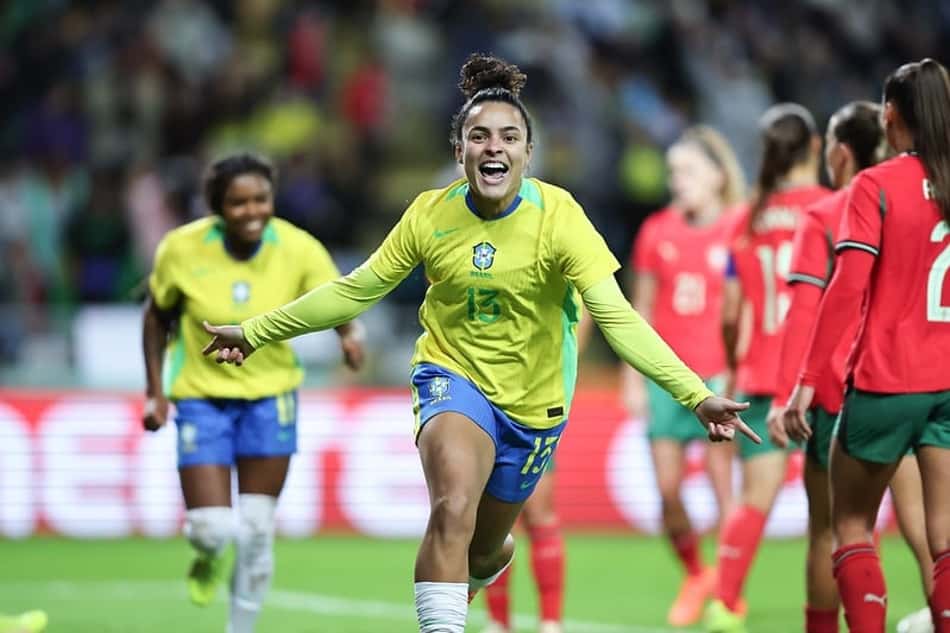 Isabela comemora gol pela Seleção Brasileira feminina