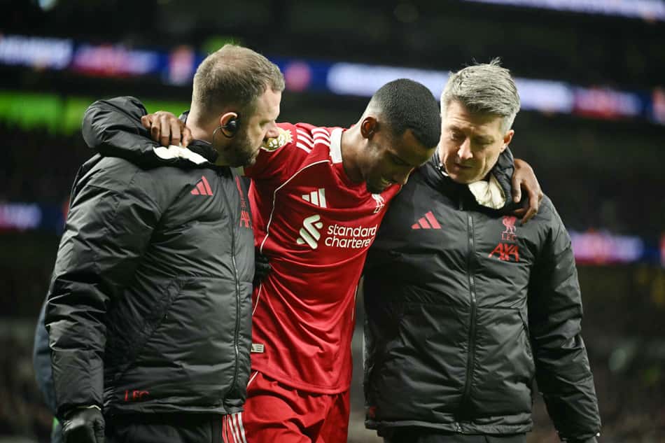 Isak deixa o jogo entre Tottenham e Liverpool amparado pelos médicos do clube após grave lesão no tornozelo