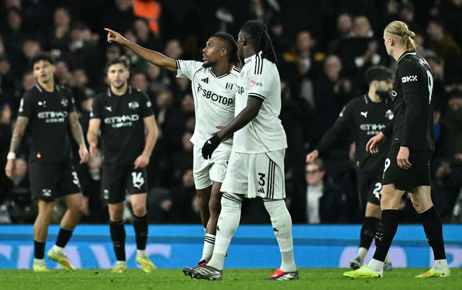 Iwobi, do Fulham, comemorando o gol marcado contra o Manchester City na Premier League (Foto: Ben Stansall/AFP)