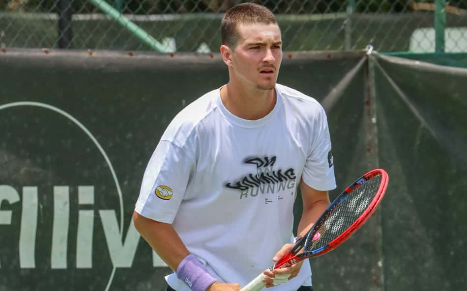 João Fonseca de cabelo raspado na Yes Tennis (Foto: Divulgação/Mercado Livre)