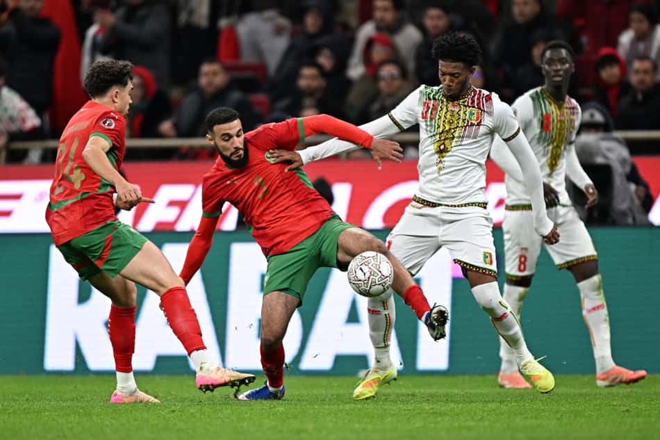 Jogadores de Marrocos e Mali disputam bola em duelo equilibrado na Copa Africana de Nações