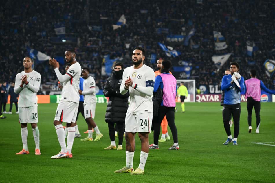 Jogadores do Chelsea aplaudindo a torcida (Foto: Alberto Pizzoli/AFP)