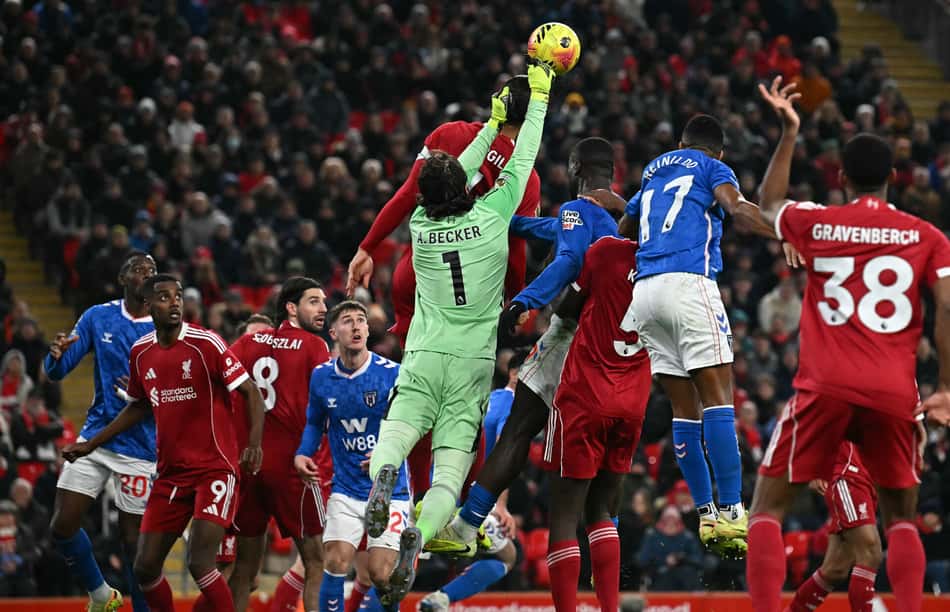 Jogadores do Liverpool e Sunderland no duelo pela bola, na Premier League (Foto: Paul Ellis/AFP)