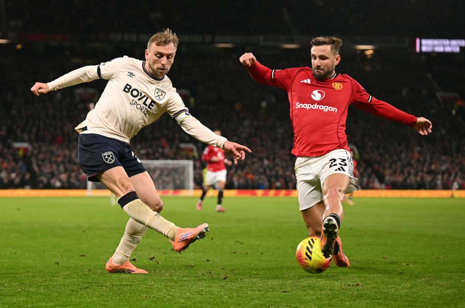 Jogadores do Manchester United e West Ham duelando a bola (Foto: Oli Scarff)