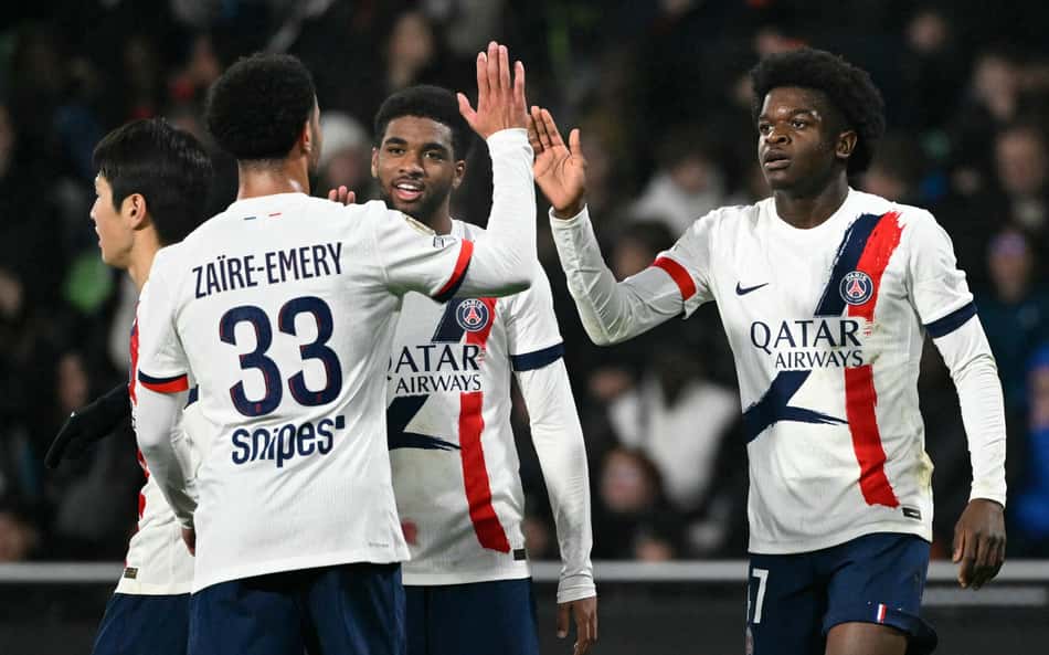 Jogadores do PSG comemoram gol marcado sobre o Metz, pela Ligue 1
