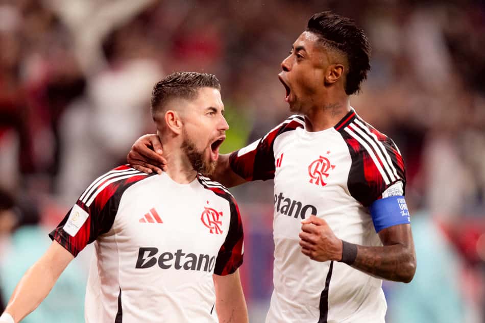 Jorginho e Bruno Henrique comemoram gol do Flamengo sobre o PSG no Mundial