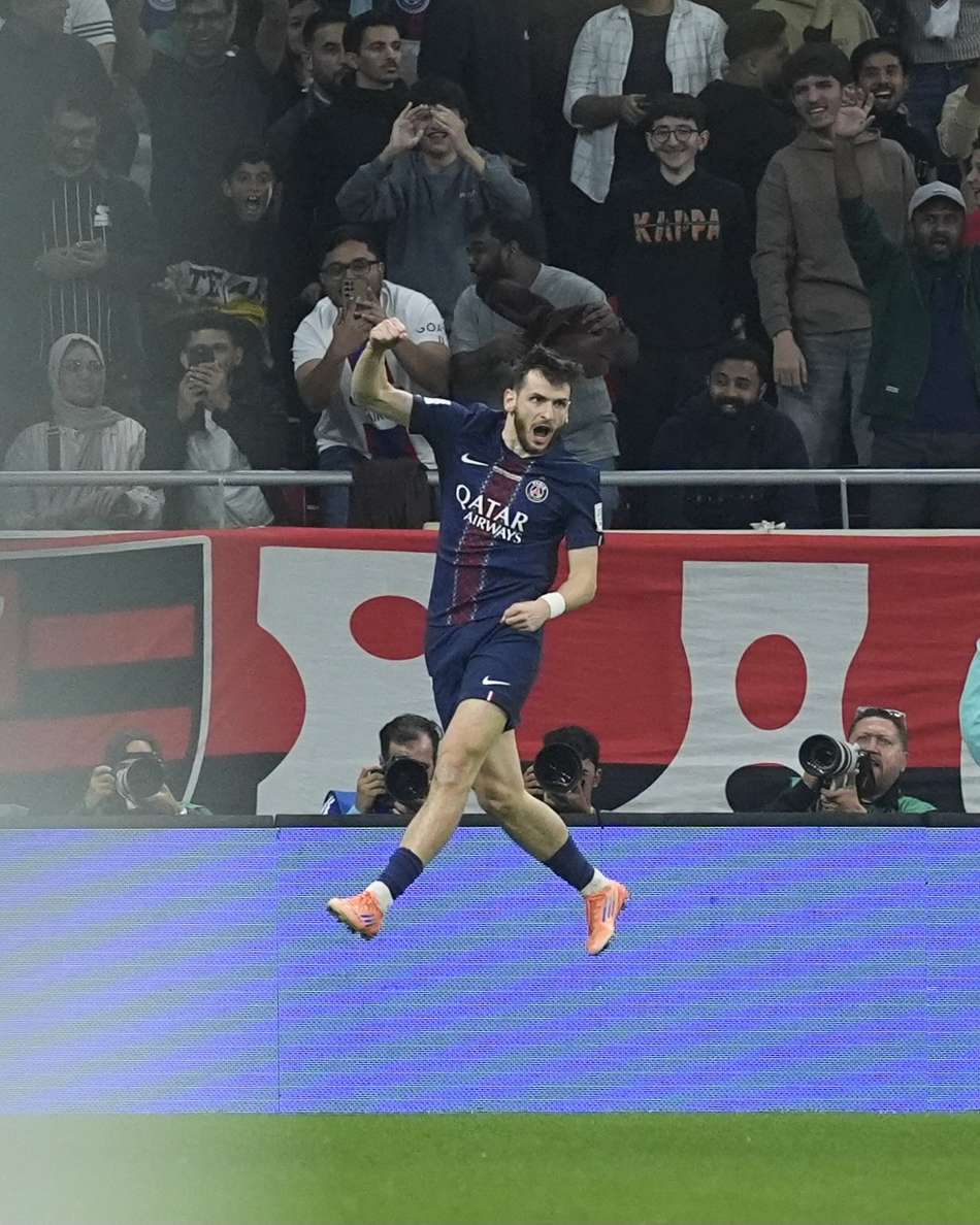 Kvaratschelia comemora gol do PSG contra o Flamengo na final do Mundial