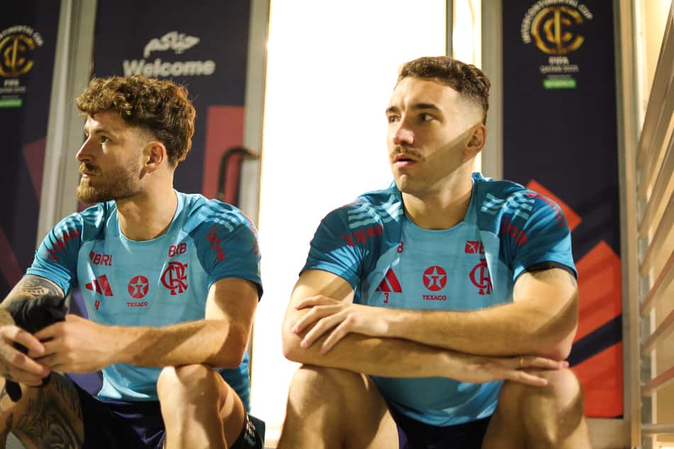 Léo Pereira e Léo Ortiz em treino do Flamengo no Catar; a dupla deve começar a partida contra o Cruz Azul (Foto: Divulgação / Flamengo)