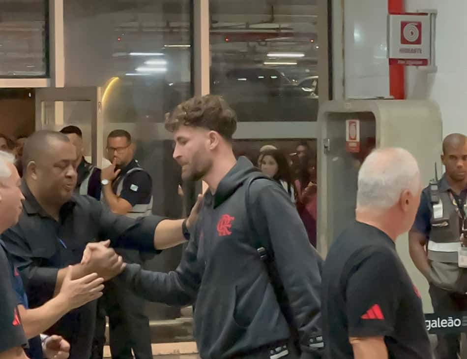 Léo Pereira, do Flamengo, desembarca no Rio