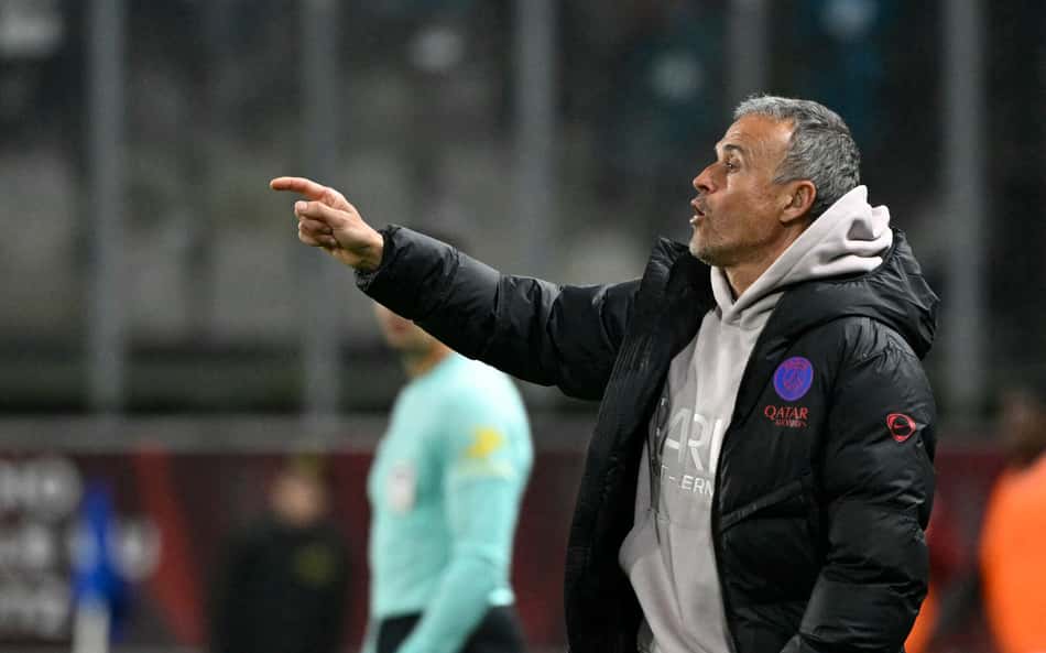Luis Enrique orienta jogadores do PSG contra o Metz, pela Ligue 1