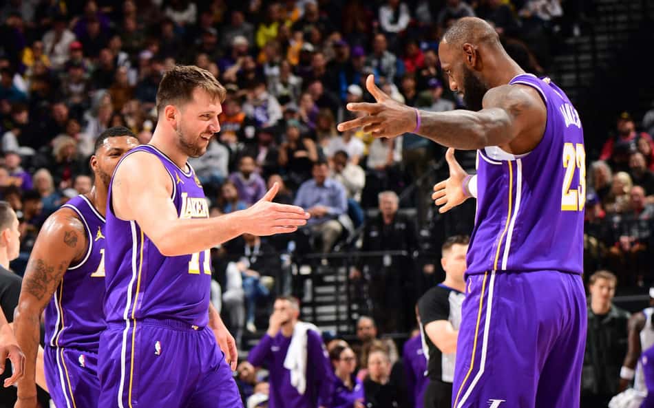 LeBron James rasga elogios a Luka Doncic em vitória do Lakers: 'Ridículo!'