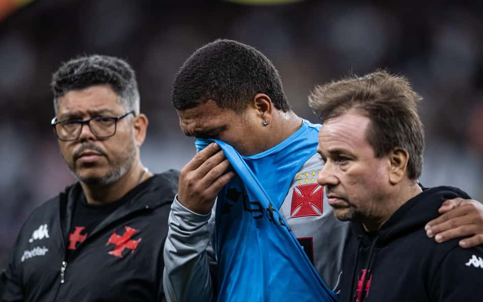 Mateus Carvalho sai chorando ao sentir no aquecimento de Corinthians x Vasco (Foto: Jhony Inácio / Agência Enquadrar)