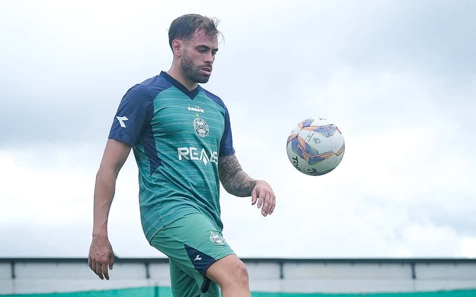 Dispensado do Coritiba, zagueiro acerta com time da Libertadores