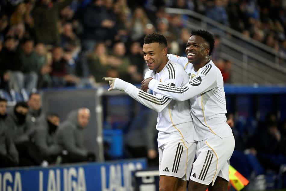 Mbappé e Vini Jr comemoram gol do Real Madrid contra o Alavés