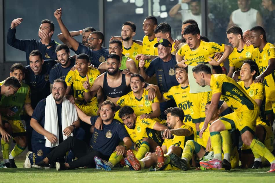 Jogadores do Mirassol comemoram apos partida contra o Vasco no estadio Sao Januario pelo campeonato Brasileiro A 2025.