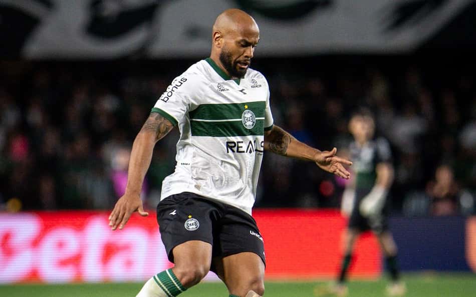 Coritiba surpreende e renova com zagueiro experiente