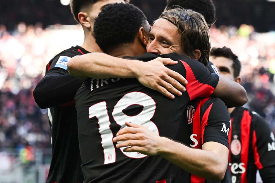 Nkunku e Modric se abraçam na vitória do Milan sobre o Verona