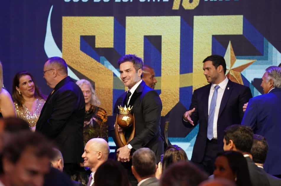 Falcao, ao centro, principal homenageado do 10º Prêmio Sou do Esporte (Divulgação)
