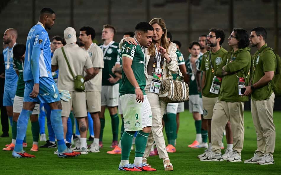 Leila Pereira, presidente do Palmeiras, consola Vitor Roque após perder título da Libertadores para o Flamengo