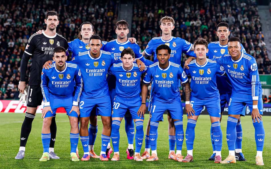 Time do Real Madrid reunido antes do empate por 2 a 2 com o Elche (Foto: Divulgação/Real Madrid)