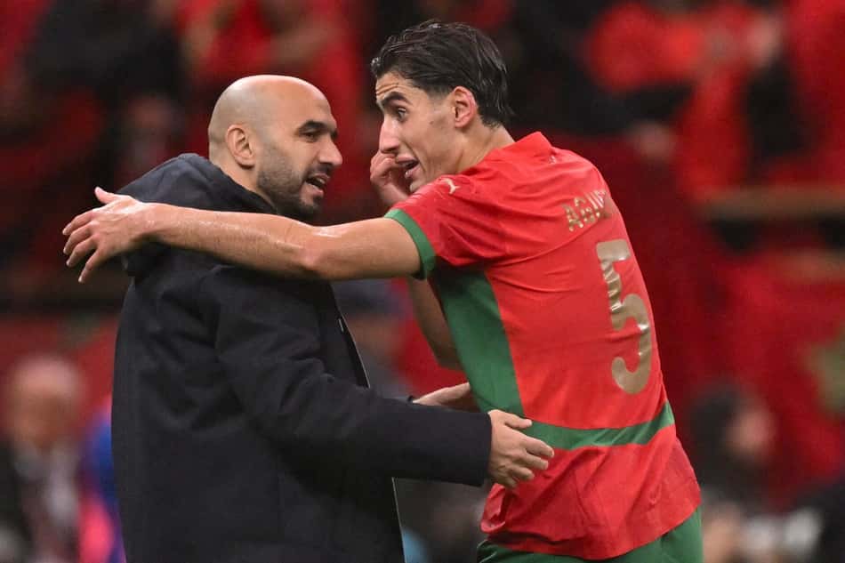 Regragui conversa com Aguerd na estreia de Marrocos na Copa Africana de Nações