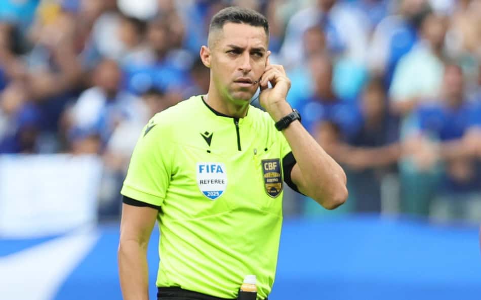 Decisão da arbitragem em Corinthians x Cruzeiro revolta torcedores: 'Lance claro'
