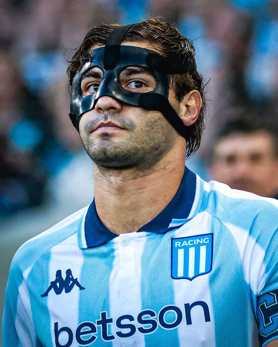Santiago Sosa utiliza máscara de proteção facial em partida do Racing
