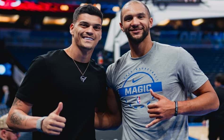 Gabriel Brazão ao lado do jogador da NBA Jalen Suggs, do Orlando Magic, dos Estados Unidos. (Foto: Divulgação/ Santos FC)
