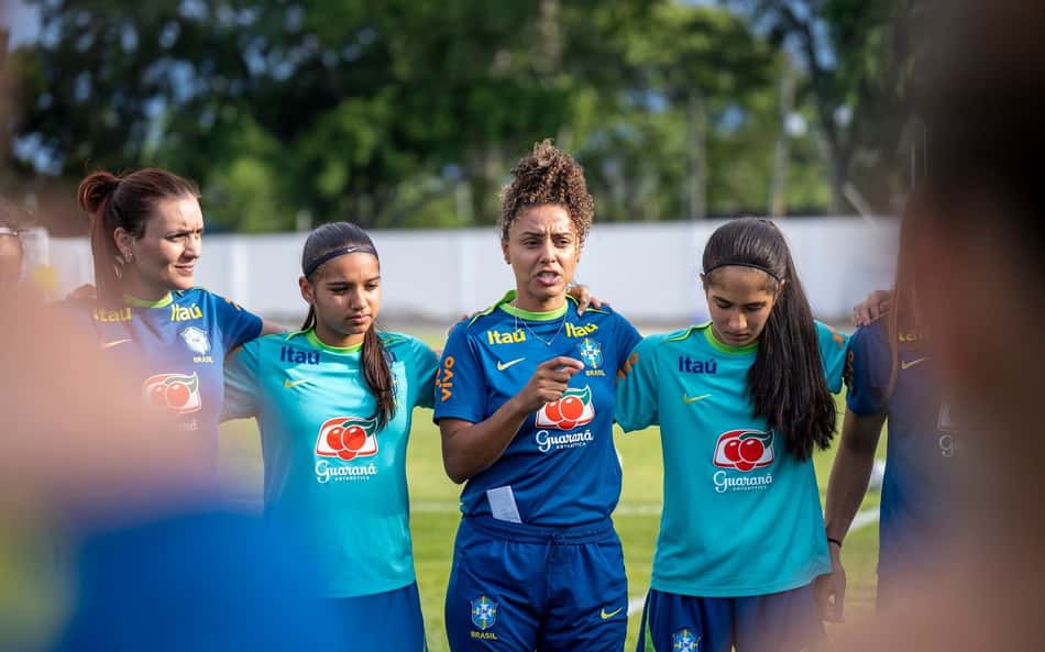 Rilany, treinadora da Seleção Feminina Sub-17, conversa com o time durante o treino (Foto: Reprodução/CBF)