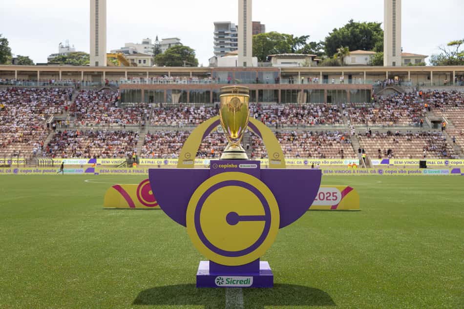 Taça da Copinha exposta antes da final de 2025 (Foto: Recebe Reis/Agência Paulistão)