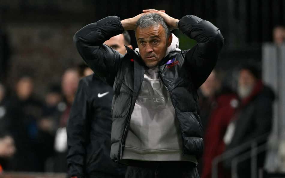 Técnico do PSG, Luis Enrique durante jogo contra o Metz, pela Ligue 1