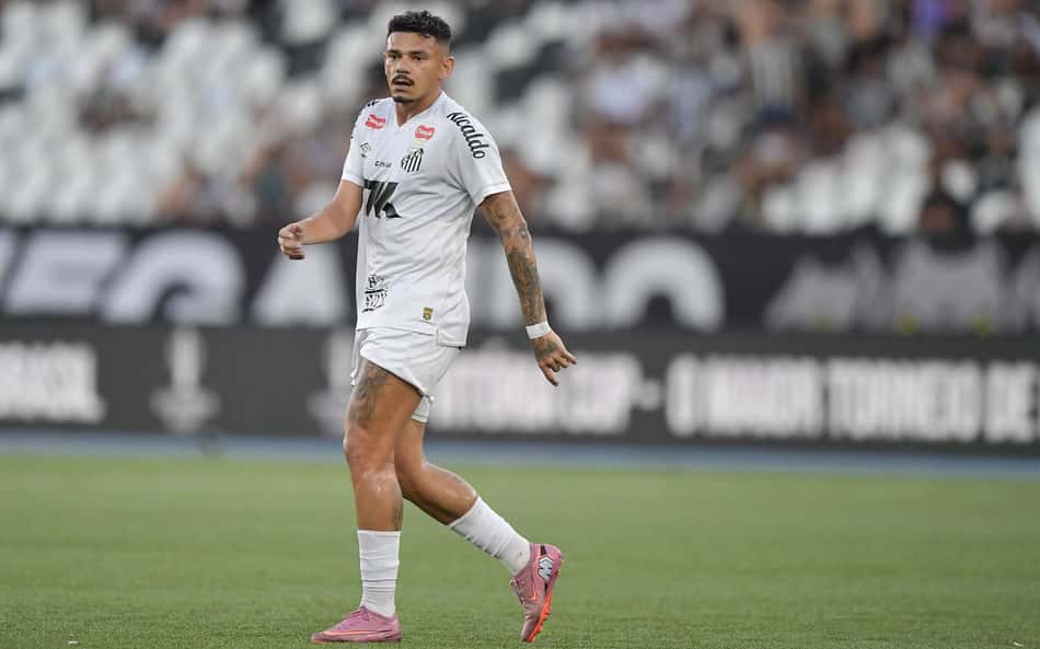 Sem espaço no Santos, Tiquinho Soares é procurado por time da Série A