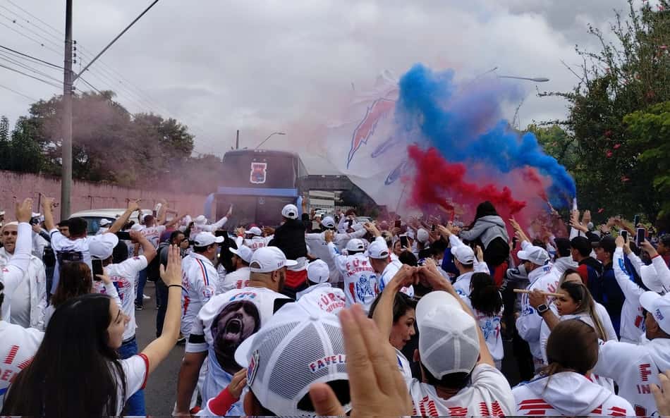 Torcida Paraná Clube Vila Capanema ônibus