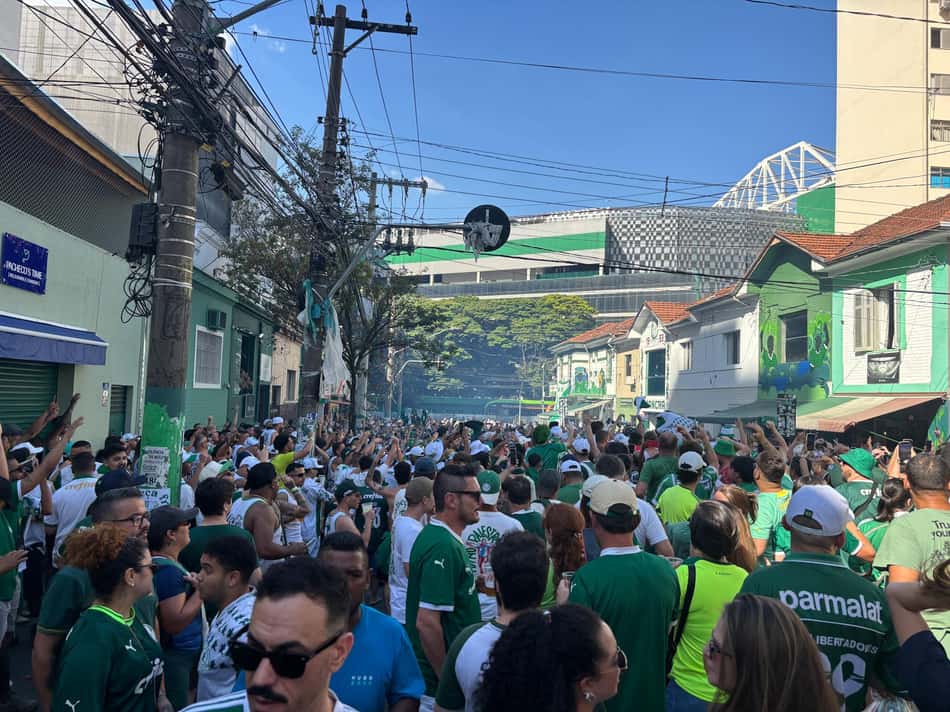 Torcida do Palmeiras nos arredores do Allianz Parque