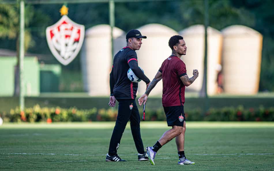Jair Ventura e Matheuzinho em treino do Vitória (Foto: Victor Ferreira / EC Vitória)