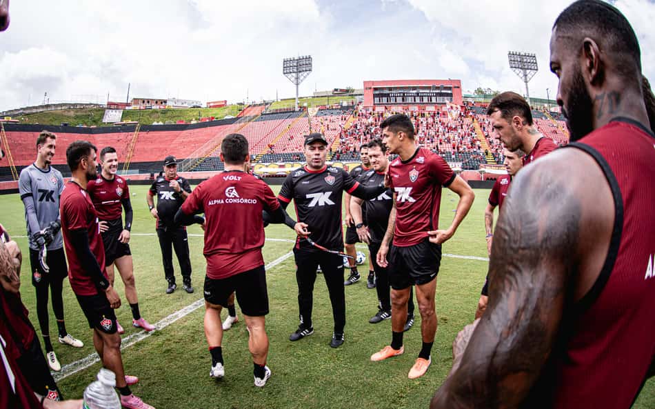 Nos braços da torcida, Vitória fecha preparação para enfrentar o São Paulo; veja escalação
